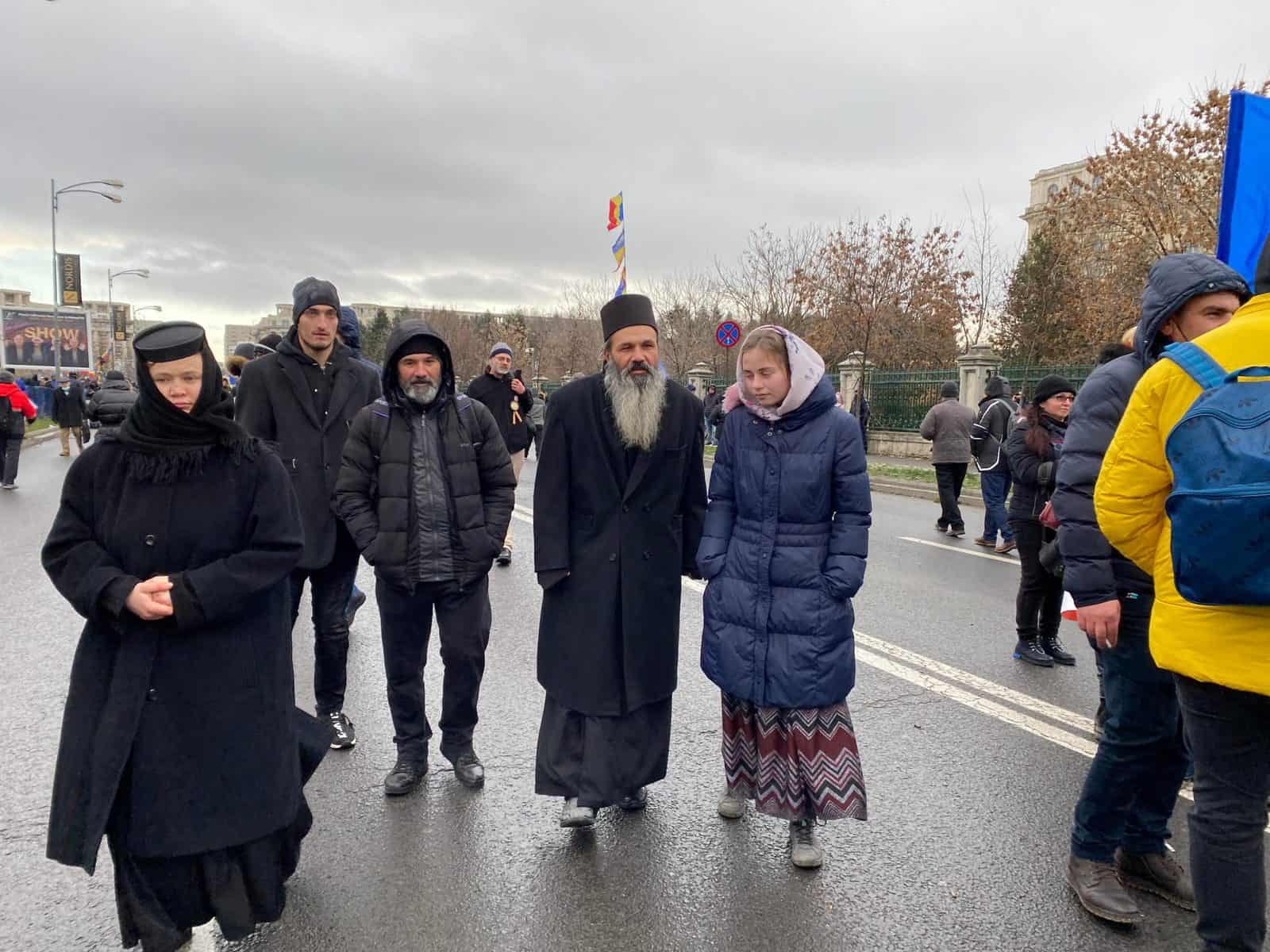 VIDEO - Protestatarii AUR au intrat în curtea Parlamentului şi vor să intre în Senat - Jandarmii intervin ca să îi împiedice