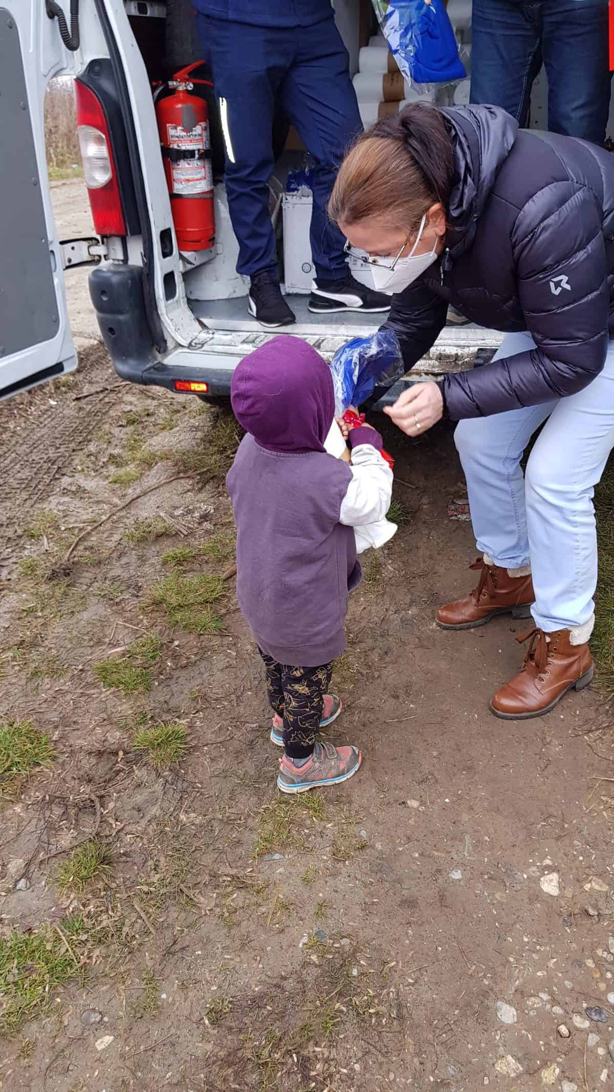 tursib sărbătoreşte crăciunul dăruind