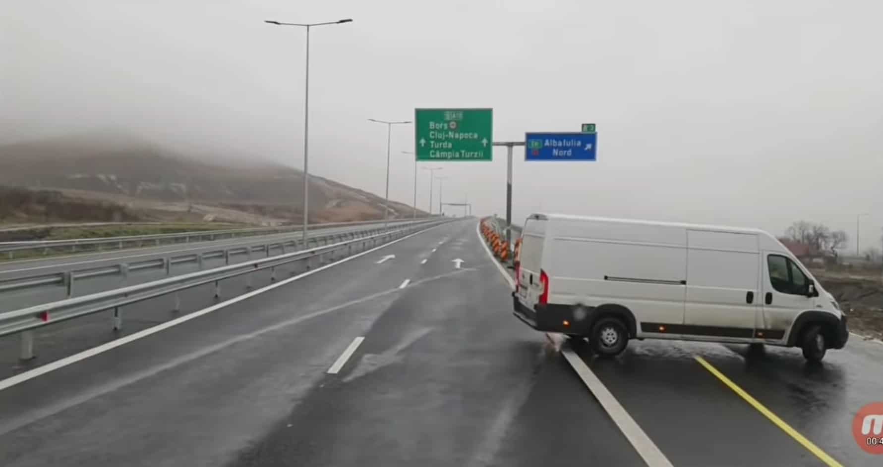 video un şofer întoarce o dubă pe autostrada sibiu - deva fără a se gândi la consecinţe