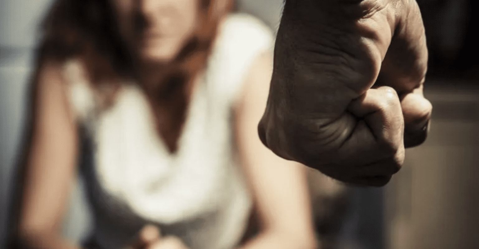 un sibian care și-a hărțuit, amenințat și lovit soția a fost reținut de poliție
