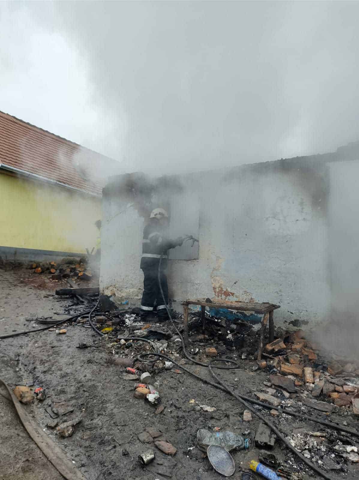 foto: familie pe drumuri în prag de sărbători - casă năruită de flăcări în țichindeal