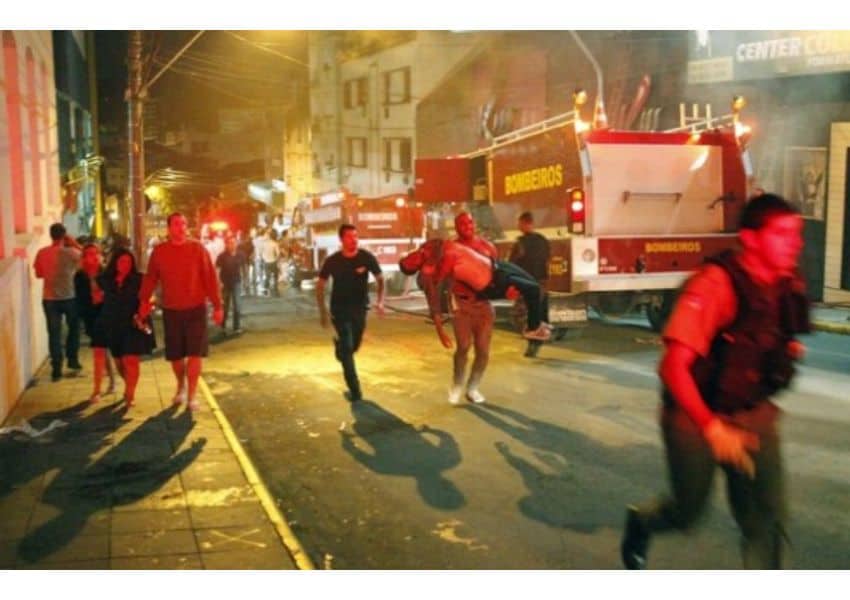 condamnări grele pentru patru responsabili de un incendiu dintr-o discotecă din brazilia. 242 de oameni au murit