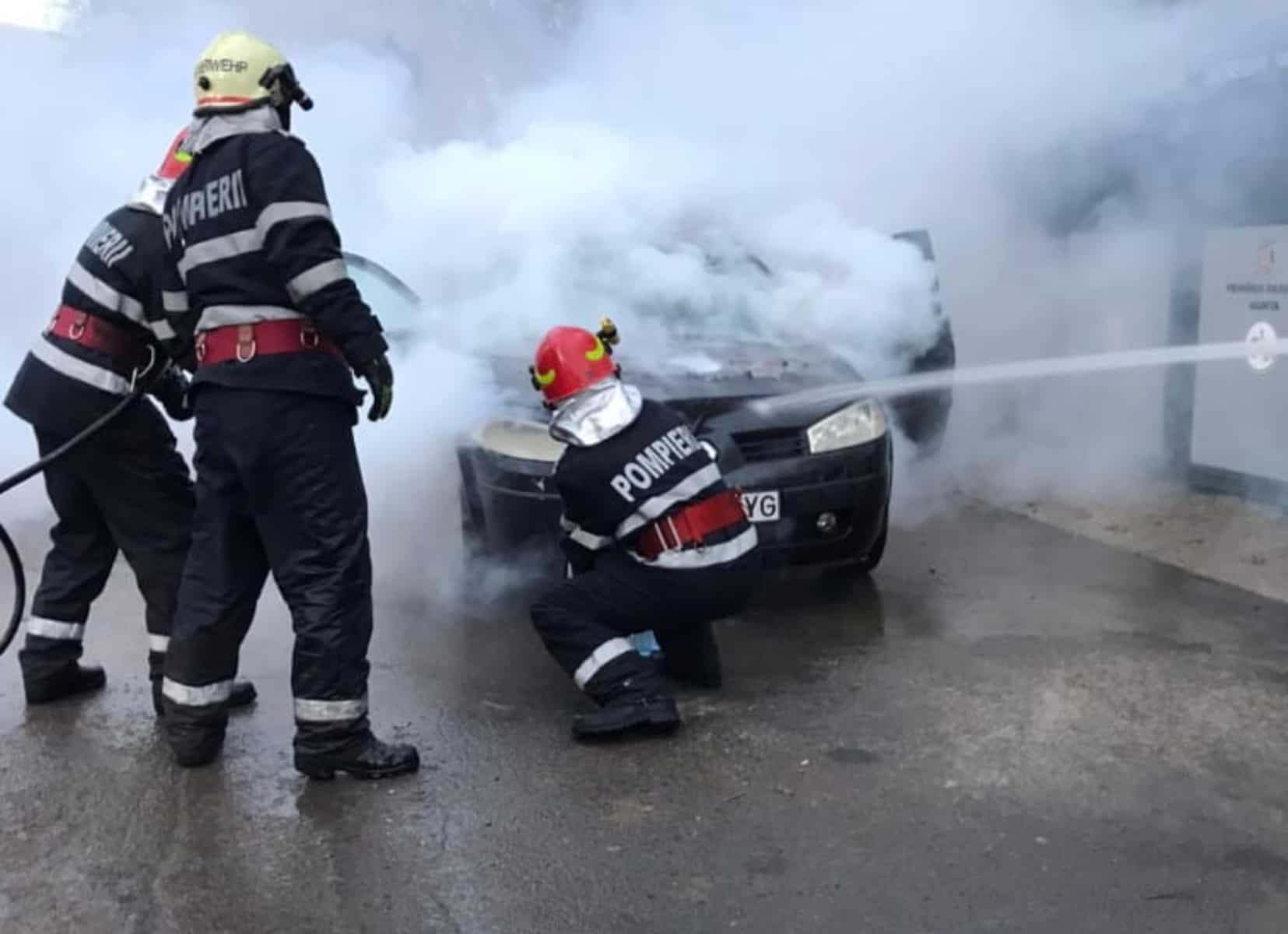 mașină în flăcări în agnita - au intervenit pompierii