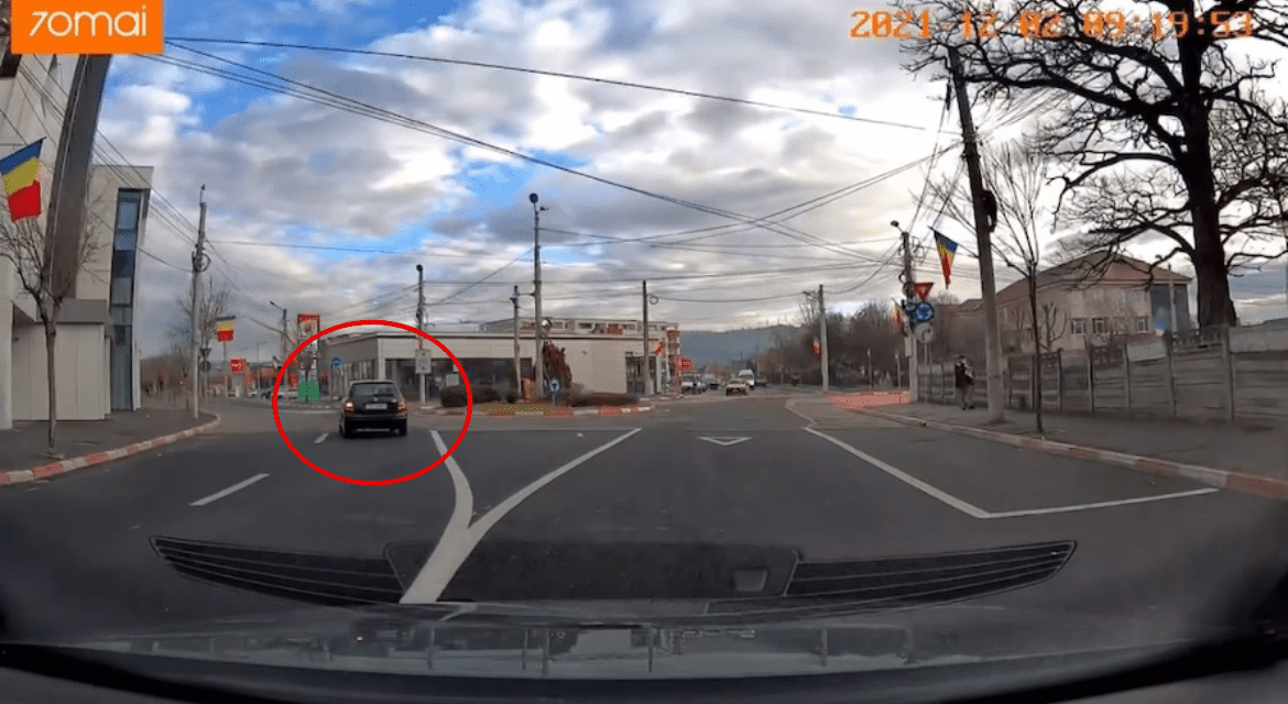 video: se întâmplă la sibiu - șofer surprins când „o taie” prin giratoriu pe contrasens