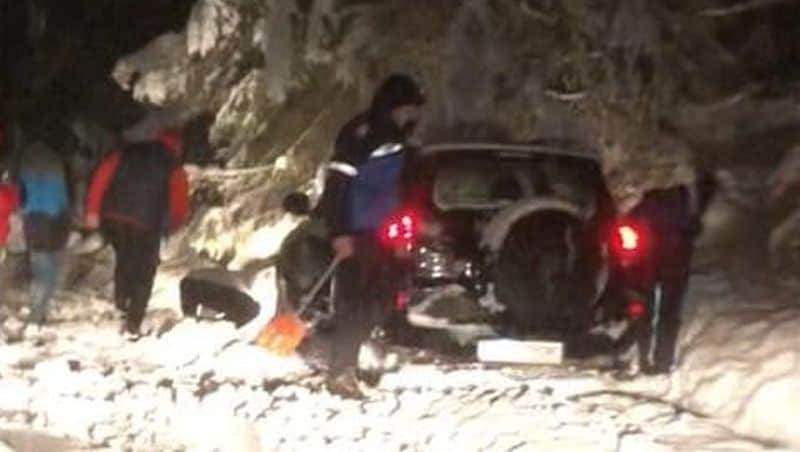 cinci tineri ajutați de jandarmi să scoată mașina înzăpezită în păltiniș
