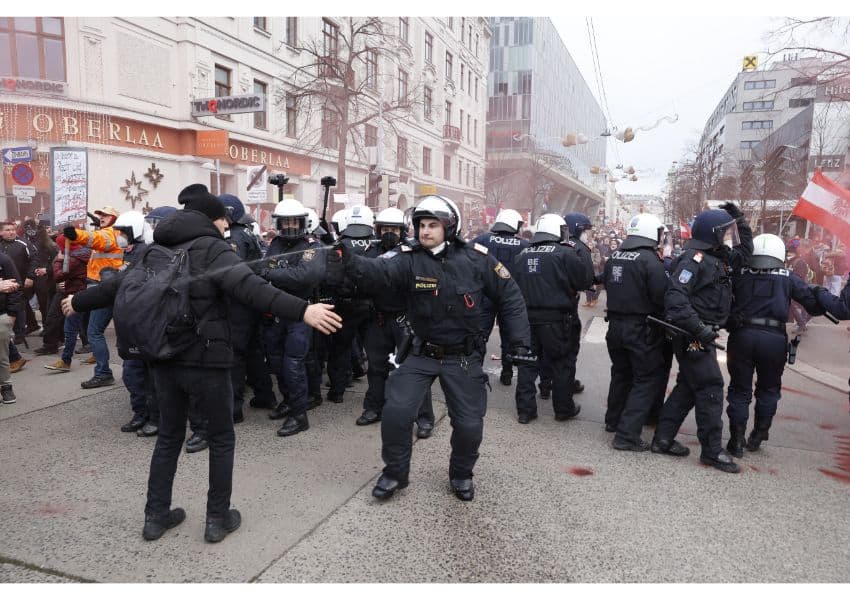 VIDEO Protest în Austria împotriva vaccinării obligatorii. 40.000 de oameni au ieșit în stradă