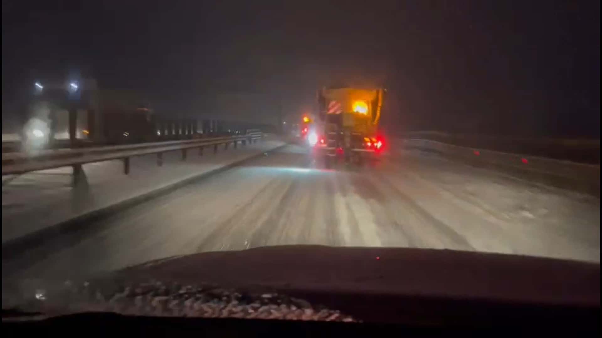 video şoferi de tir surprinşi în timp ce critică deszăpezirea chiar de drumarii care muncesc la dat zăpada