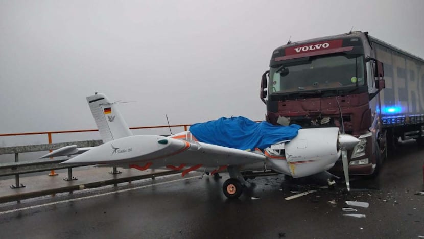 video - un tir din românia s-a tamponat cu un avion pe autostradă în germania