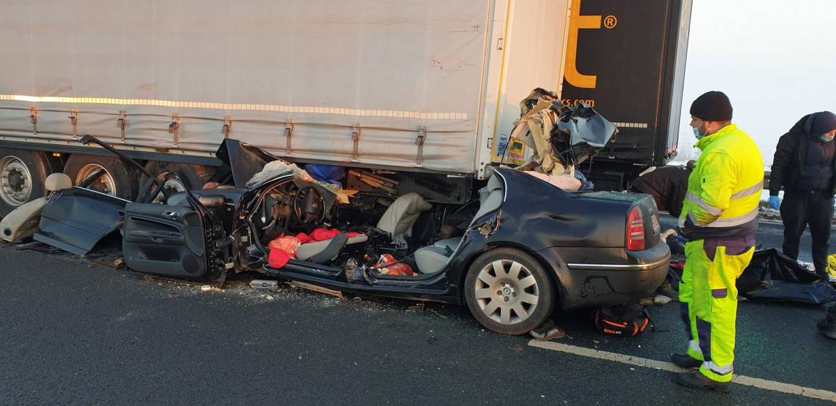 foto trei oameni au murit într-un cumplit accident pe a1 - maşina lor a intrat sub un tir