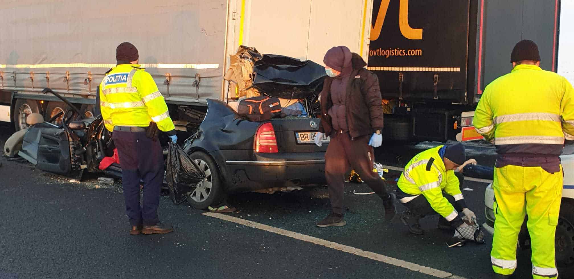 foto trei oameni au murit într-un cumplit accident pe a1 - maşina lor a intrat sub un tir