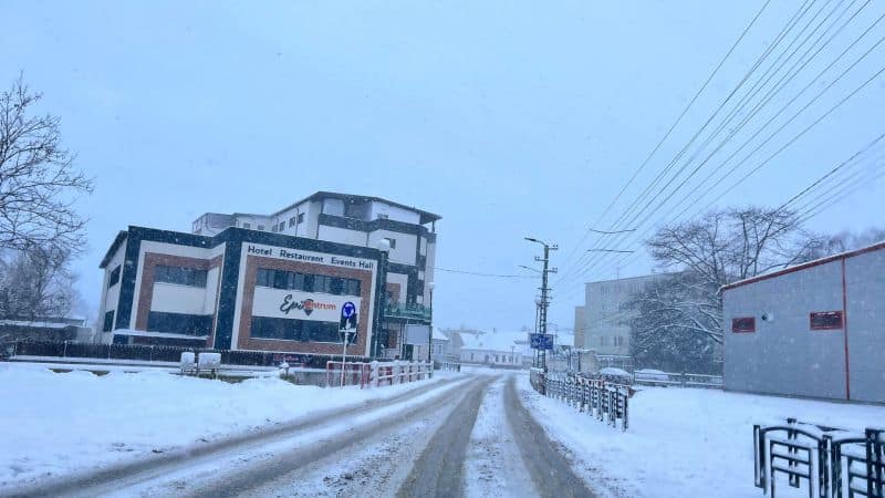video foto cisnădia sub zăpadă - drumul către cisnădioara aproape impracticabil