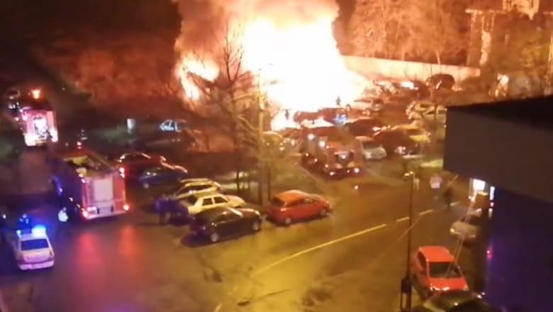 nouă autoturisme și o clădire mistuite de flăcări într-un incendiu duminică noapte