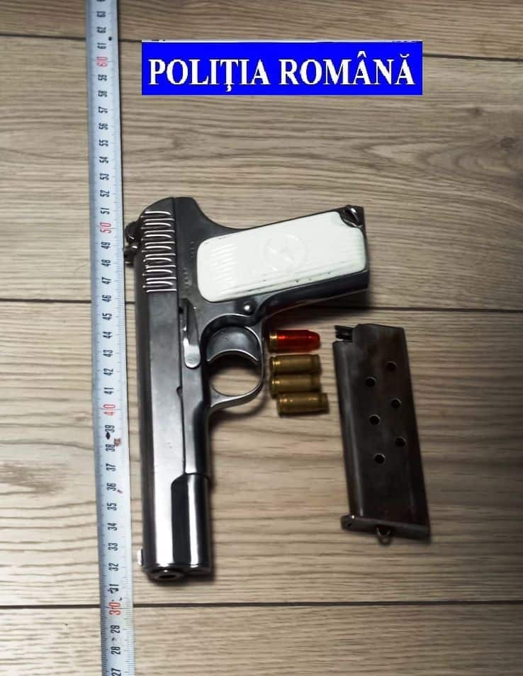 foto arsenal de arme găsit în locuința unui bărbat din valea jiului