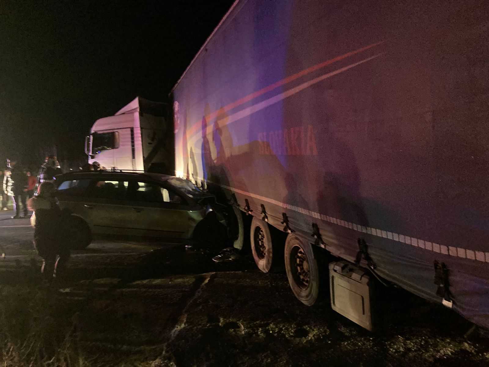 UPDATE: Accident între o mașină și un TIR încărcat cu cartofi la Cristian - Unul dintre șoferi a decedat