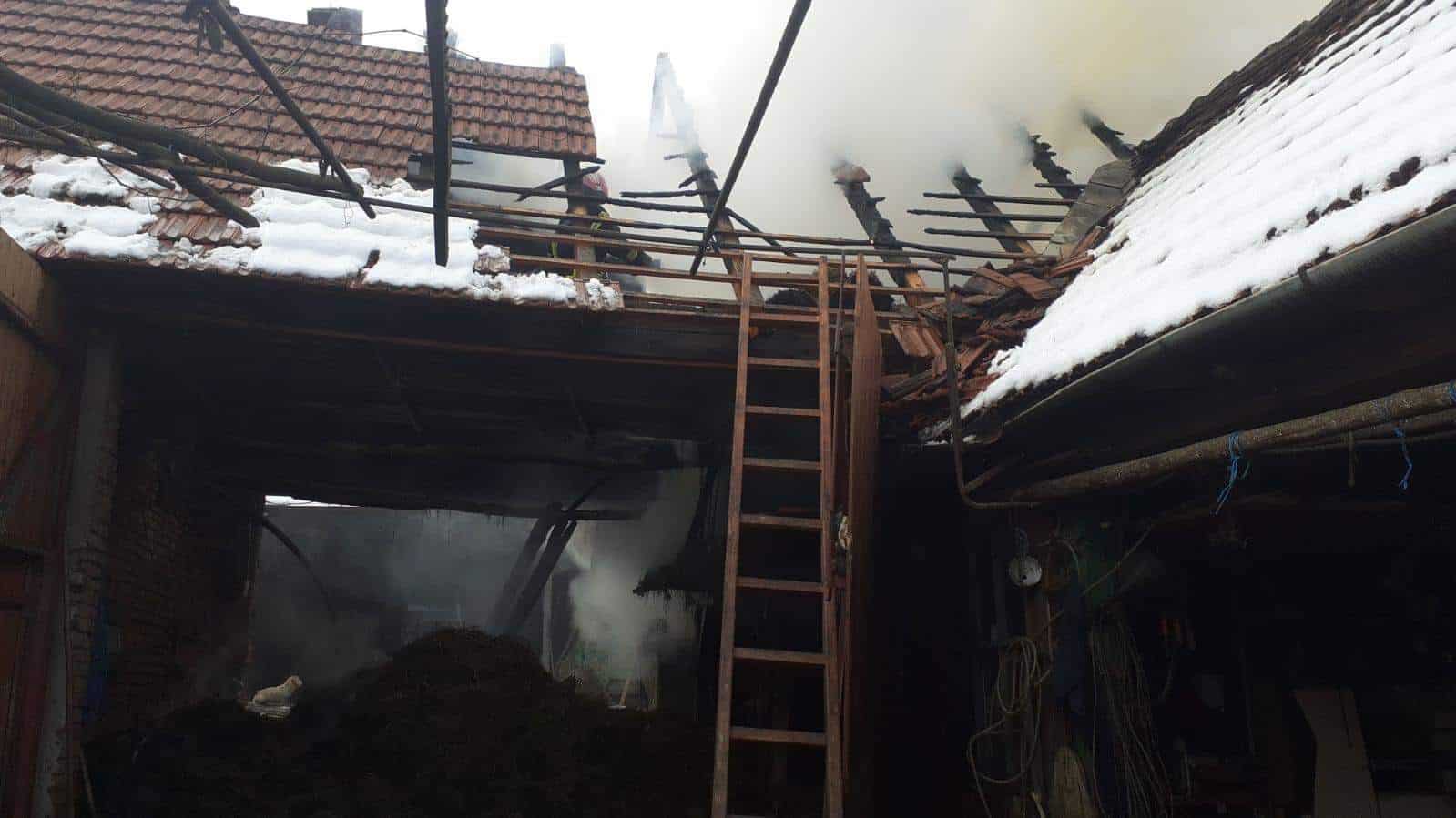 incendiu în localitatea bradu - au fost mobilizate trei autospeciale de stingere și un echipaj smurd