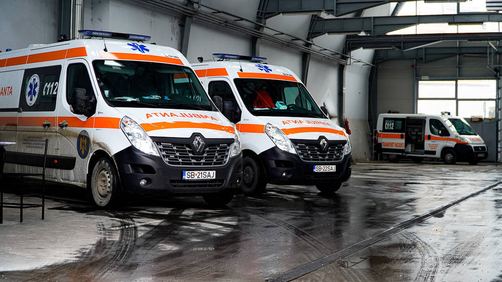 consiliul județean cumpără două ambulanțe pentru saj sibiu. „sunt foarte importante pentru noi. cele mai vechi au peste 600.000 km la bord”