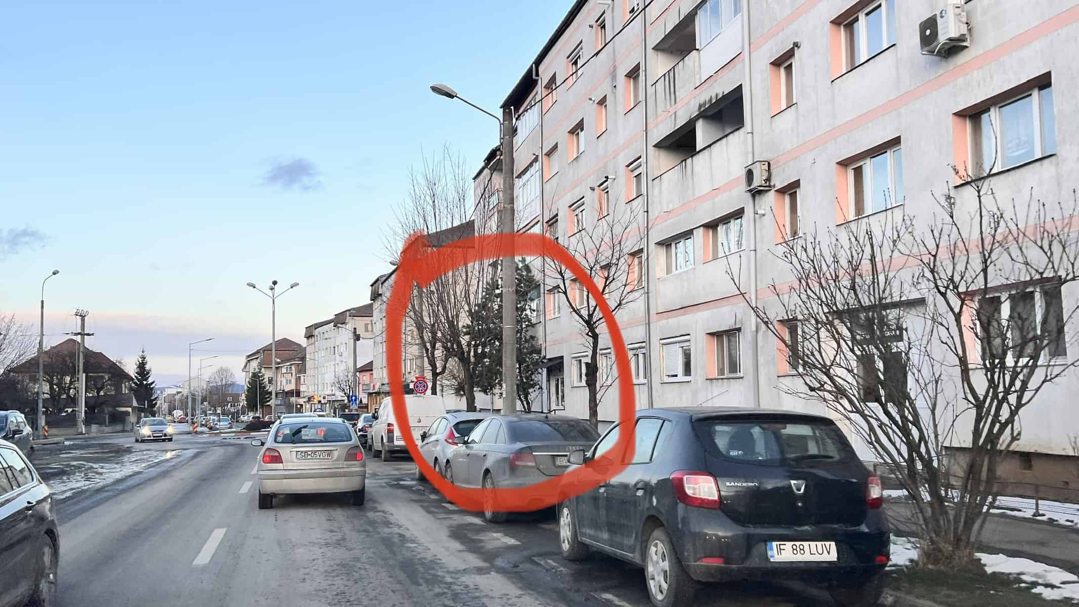 video foto - o toaletă a ajuns în mijlocul străzii pe calea dumbrăvii din cauza vântului - panou căzut la intersecția cu siretului (update)