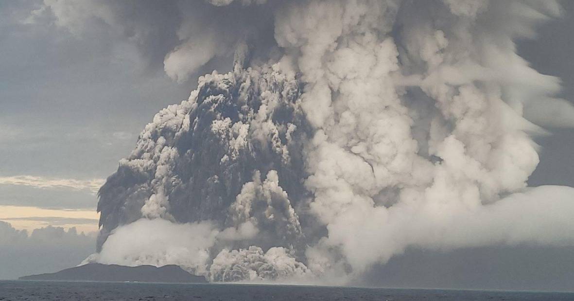 foto video erupţia unui vulcan subacvatic din tonga s-a văzut din spaţiu
