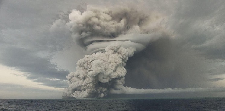 foto video erupţia unui vulcan subacvatic din tonga s-a văzut din spaţiu