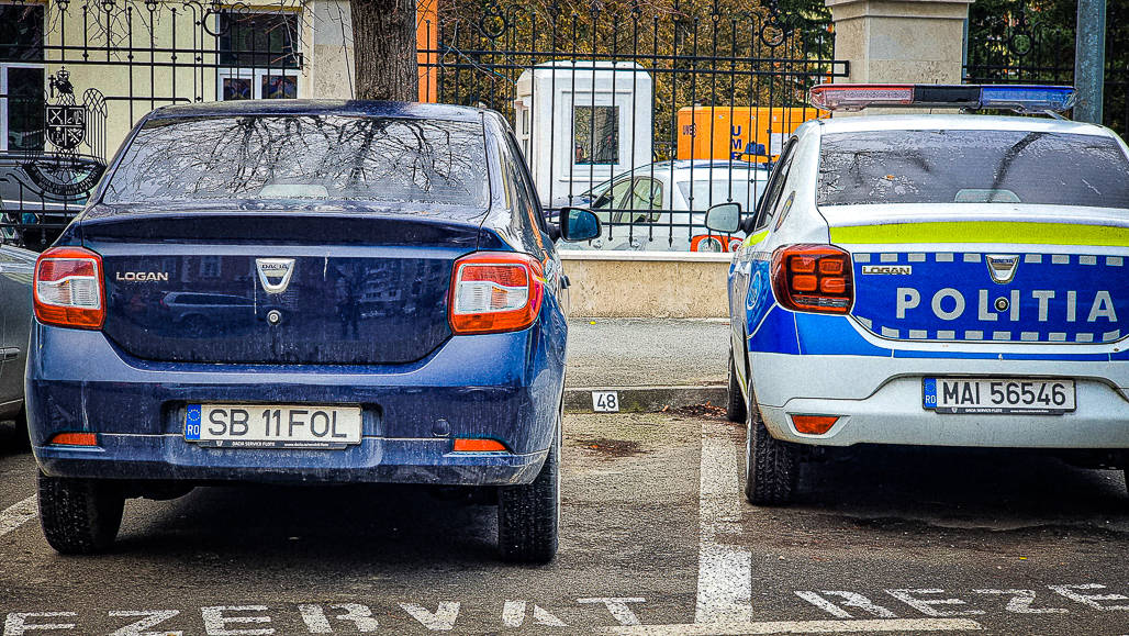 foto: mașini de poliție fără rca, parcate în fața ipj sibiu - autospecialele sunt stricate