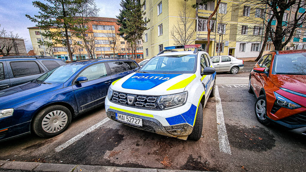 foto: mașini de poliție fără rca, parcate în fața ipj sibiu - autospecialele sunt stricate