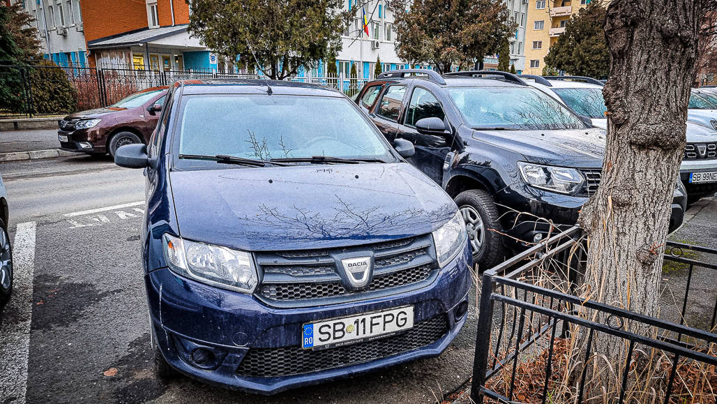 foto: mașini de poliție fără rca, parcate în fața ipj sibiu - autospecialele sunt stricate