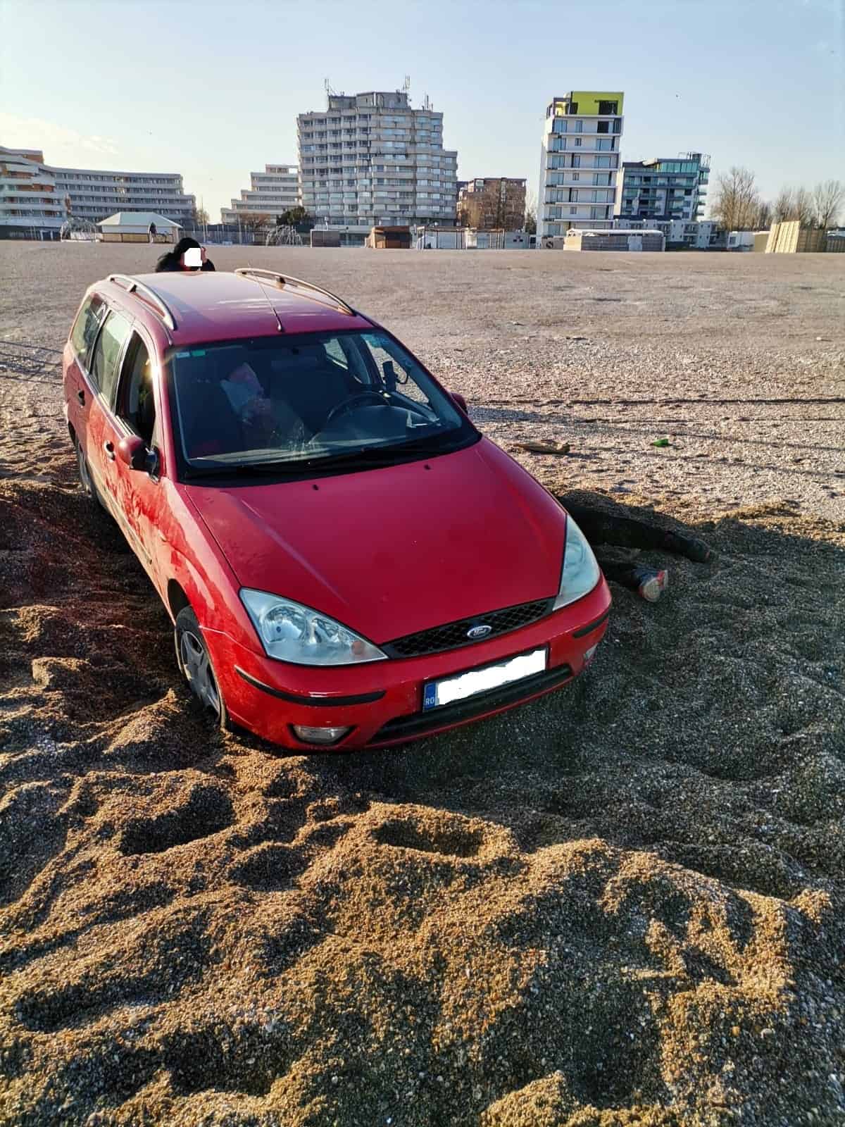 foto şofer amendat cu 10.000 de lei după ce a rămas blocat cu maşina în nisipul de pe plajă