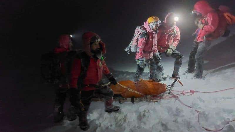 foto intervenție de 17 ore a salvamontiștilor sibieni - au coborât din munții făgăraș o turistă rănită