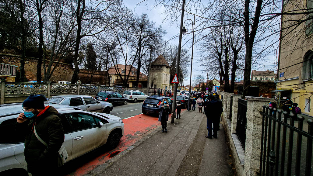 video: sfidător - părinții parchează mașinile pe culoarele speciale de la școli de față cu poliția locală