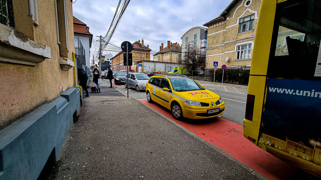 video: sfidător - părinții parchează mașinile pe culoarele speciale de la școli de față cu poliția locală