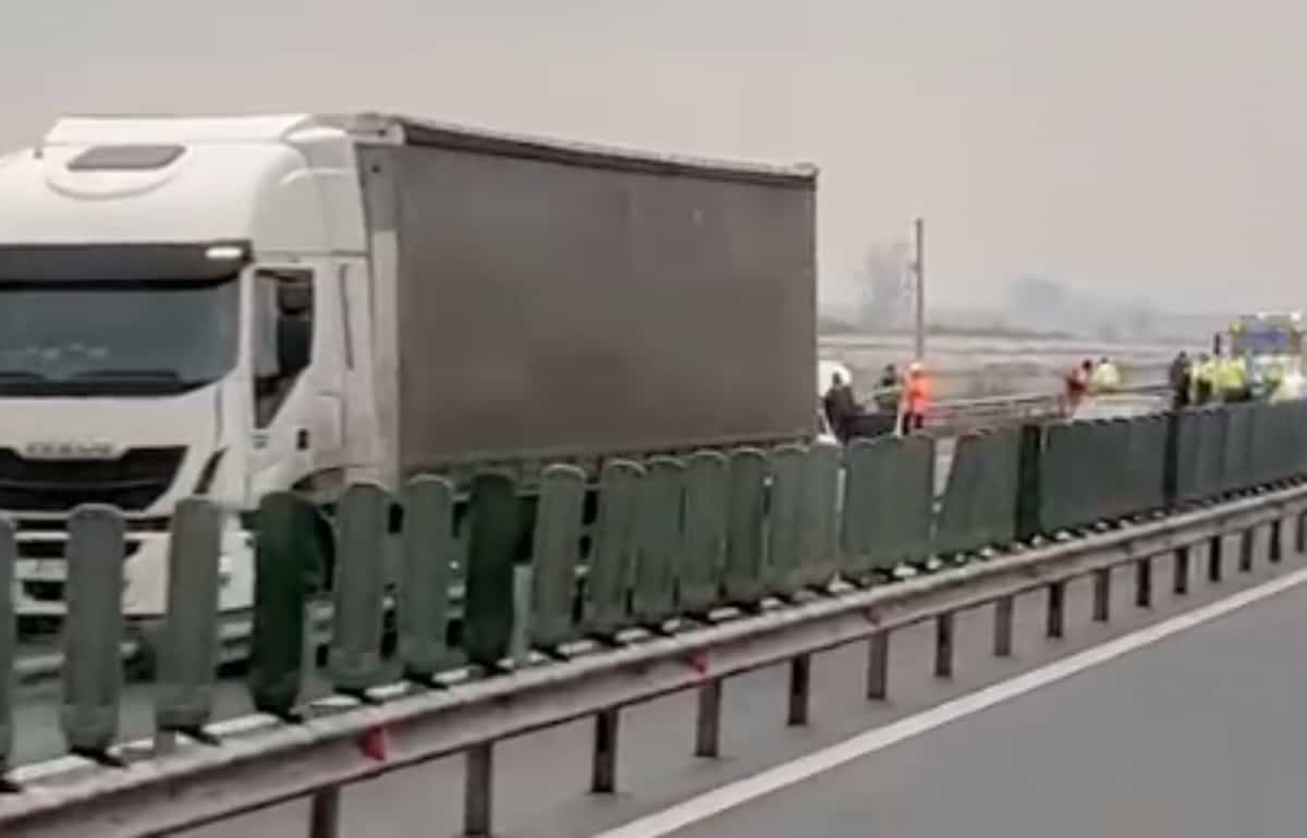 video: accident pe autostrada sibiu - nădlac. mașină oprită pe banda de urgență, lovită de o camionetă