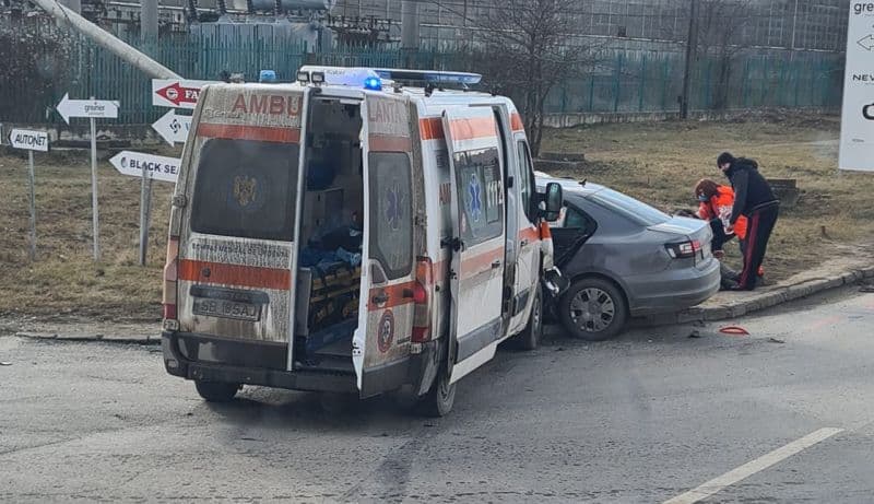 accident cu o ambulanță, la intrare în sibiu - șoferul a depășit neregulamentar