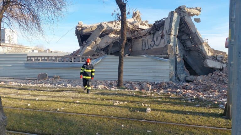 foto clădire prăbușită peste liniile de tramvai în bucurești