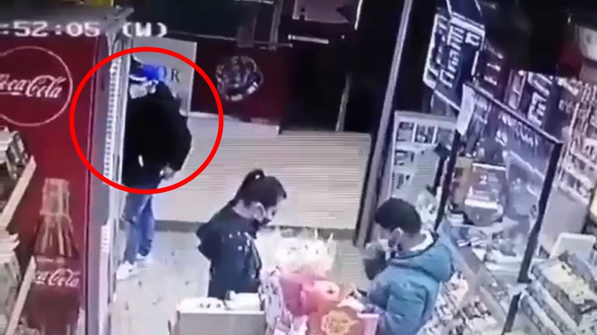 video: furt într-un magazin din mall-ul promenada - hoțul a luat telefonul unei angajate