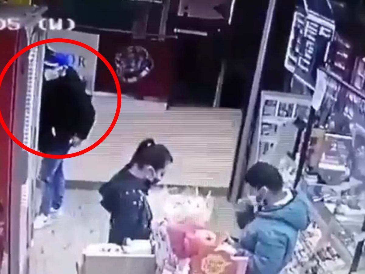 video: furt într-un magazin din mall-ul promenada - hoțul a luat telefonul unei angajate