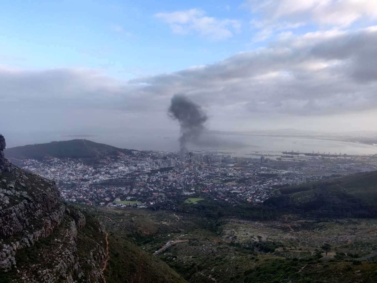 video&foto incendiu de proporții la sediul parlamentului din cape town