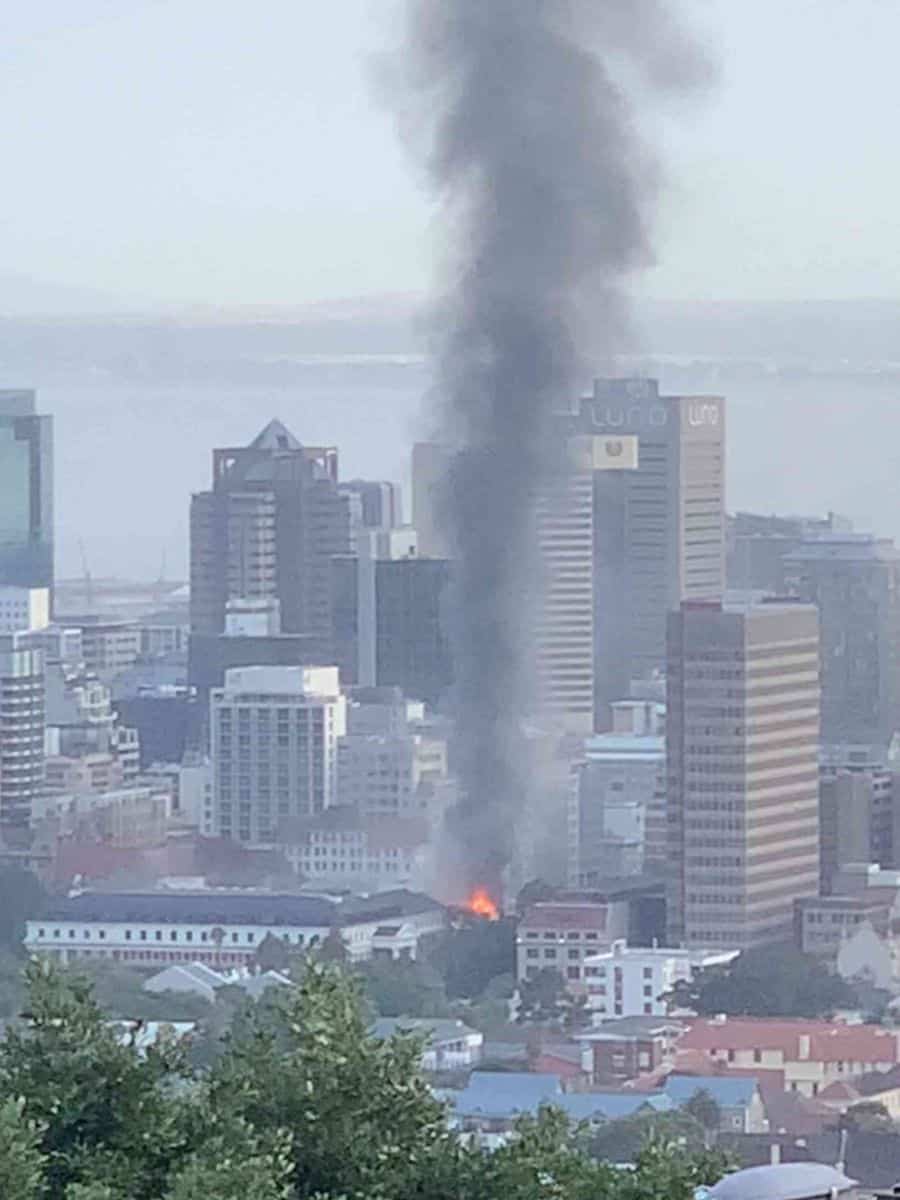 video&foto incendiu de proporții la sediul parlamentului din cape town