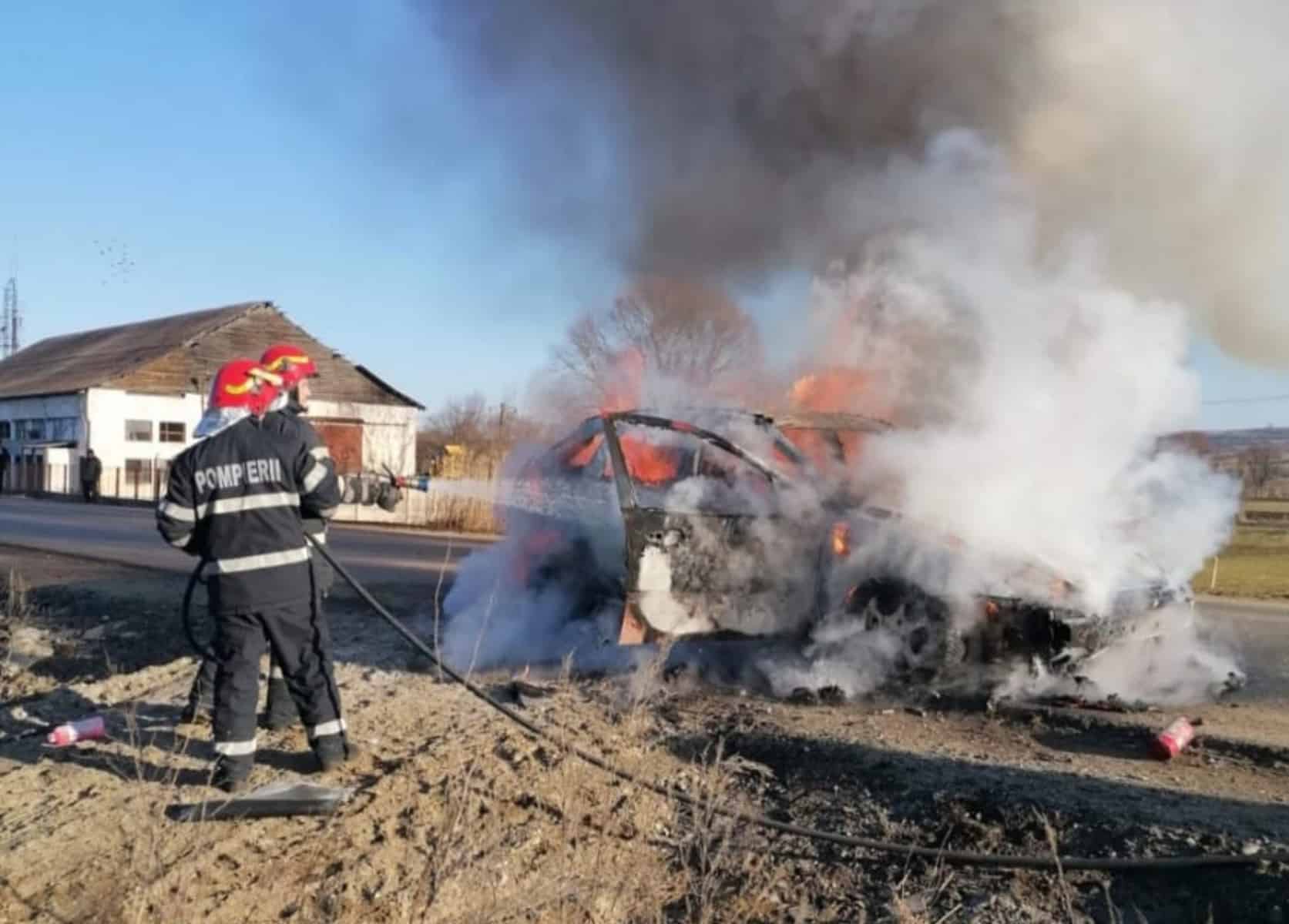 foto: o mașină a ars ca o torță în iacobeni