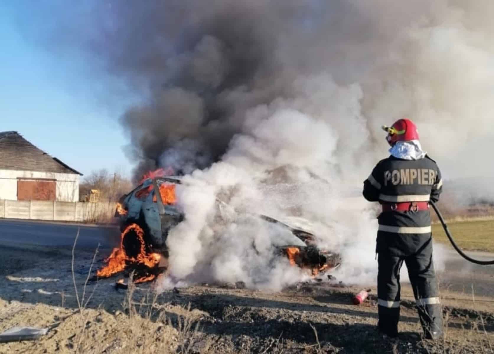 foto: o mașină a ars ca o torță în iacobeni