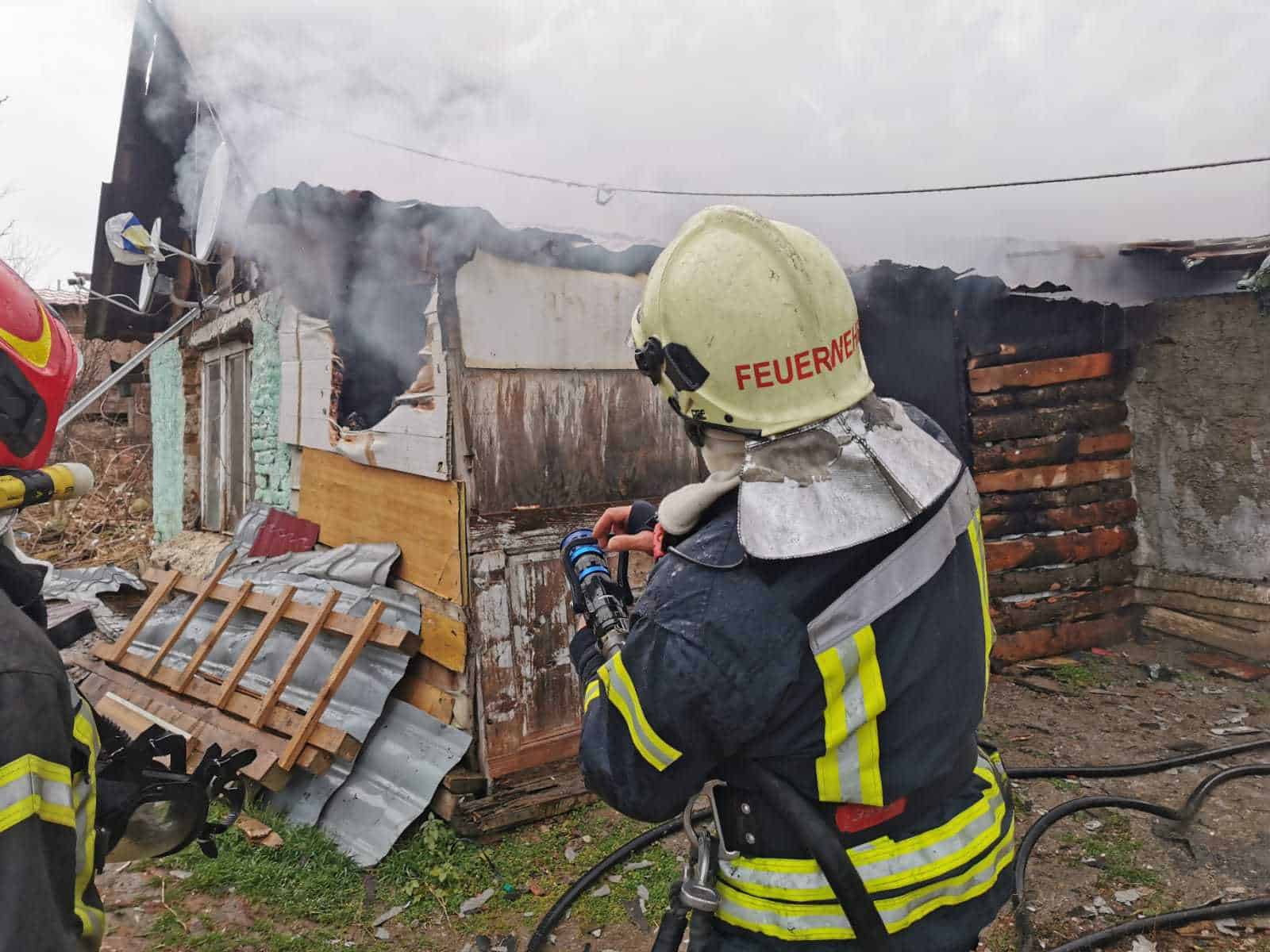 FOTO: Casă de pe strada Măceșului din Sibiu cuprinsă de flăcări