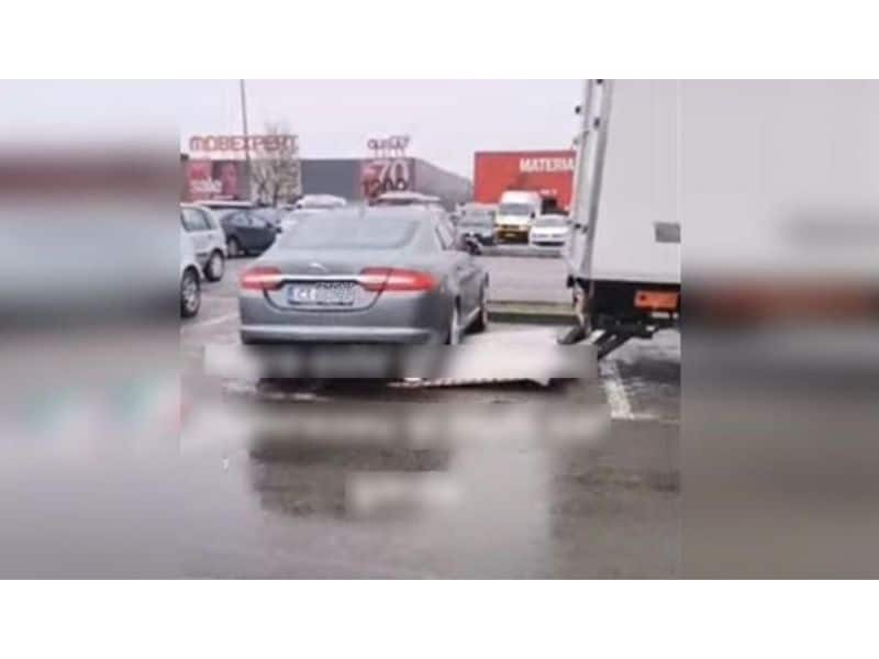 video: aroganță maximă pentru un șofer - și-a parcat jaguarul pe rampa unei autoutilitare