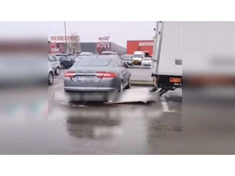 VIDEO: Aroganță maximă pentru un șofer - Și-a parcat jaguarul pe rampa unei autoutilitare