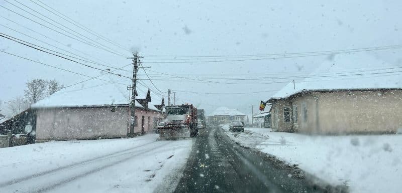 video foto ninsoare puternică pe dn1. drumuri cu zăpadă peste tot în județul sibiu
