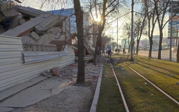 foto clădire prăbușită peste liniile de tramvai în bucurești