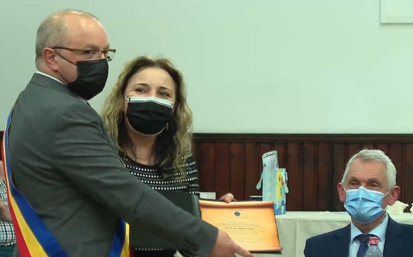 şefa clinicii boli infecţioase a scju sibiu, victoria bîrluţiu, a primit titlul de cetățean de onoare al comunei sadu