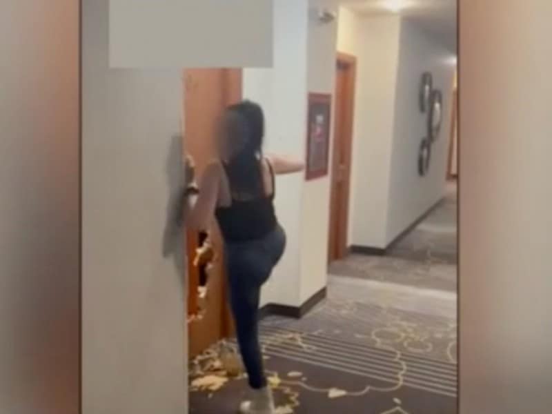 video: o femeie beată criță a făcut scandal într-un hotel din sibiu - a spart ușile și oglinzi - daune de 3.000 lei