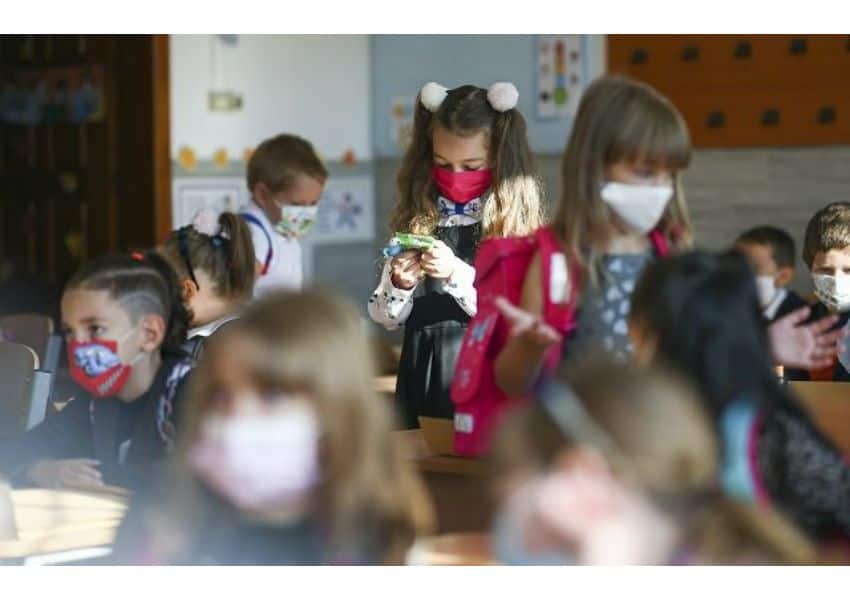 tot mai puține cazuri de covid în școlile din sibiu – 62 de elevi și 22 de dascăli, infectați joi