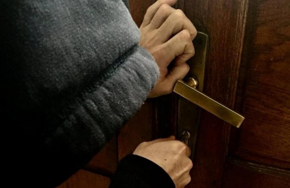 un tânăr a intrat într-o casă din sibiu și a furat haine, un ceas și un parfum - polițiștii l-au reținut