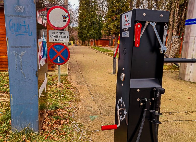 video foto: stații pentru repararea bicicletelor, montate în sibiu - pot fi utilizate de toată lumea