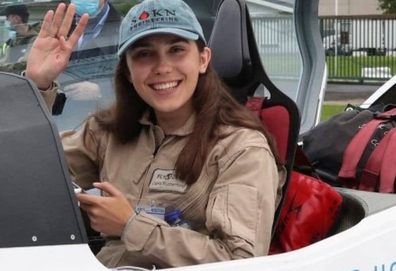 la doar 19 ani a devenit cea cea mai tânără femeie care a zburat singură în jurul lumii